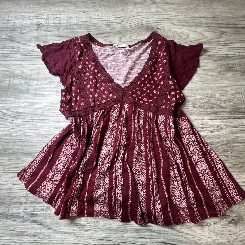 SO Babydoll Top Mens Medium Burgundy Mixed Print Floral Boho V-Neck S35